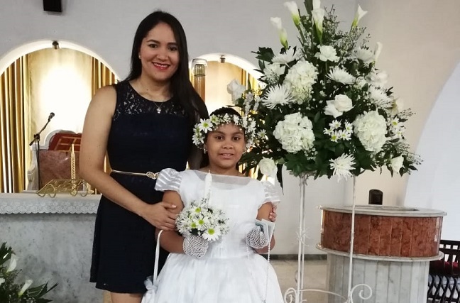 Aimara Pedroza Ropain junto a su mamá Wendy Ropain Ayala.