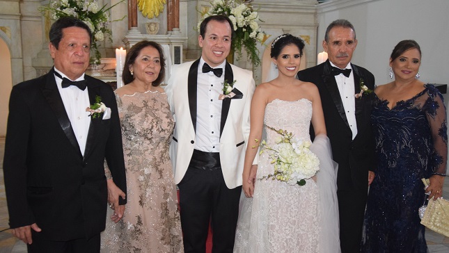 Felipe Figueroa Gutiérrez y Elisana Morón Araujo, junto a sus padres, Samuel Figueroa, Ligia Gutiérrez, Luis Morón Araujo y María  Helena Araujo Daza.