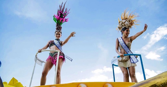 Por primera vez en la historia del país dos Miss Colombia comparten carroza en el Desfile de la Independencia, Valeria Morales y Laura González se entregan a los cartageneros.