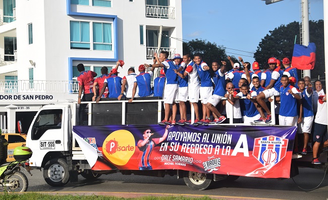 La afición samaria recibió a los jugadores del Unión Magdalena en el aeropuerto Simón Bolívar y los acompañó en caravana por las calles de la ciudad.