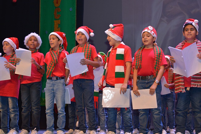 La apertura y cierre del show estuvo a cargo del Coro Diocesano, que interpretó Navidad en la Tierra, El tamborilero, Ven a cantar.
