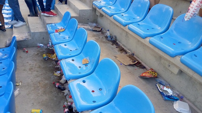 Aficionados dejaron la basura sobre las tribunas y las sillas del estadio Sierra Nevada.