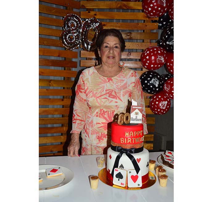 Amelia Eloísa Gómez Barros celebrando sus 80 años de vida.