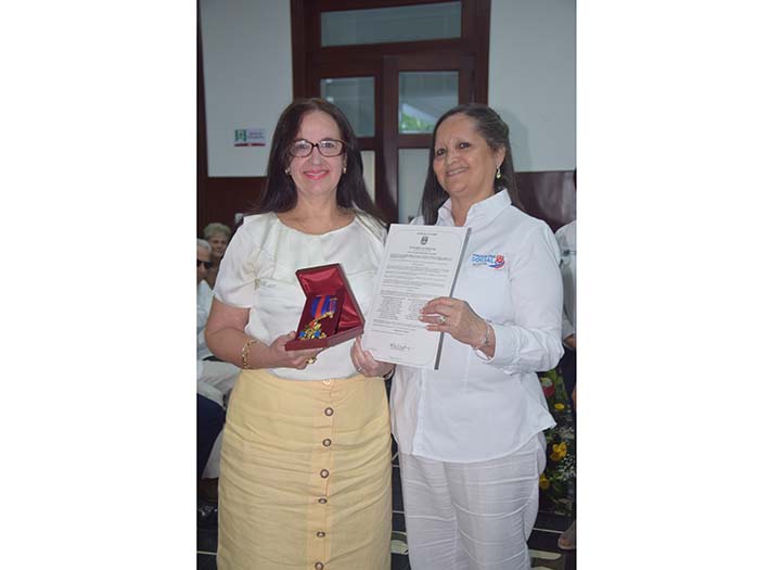 Reconocimiento a Guillermo Valencia Piedrahita recibió su hija Marcela Valencia de mano de Zandra Castañeda. 