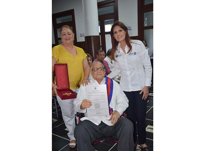 Adolfo Bernal Serrano recibió junto a su esposa, Irma Díaz Granados de Bernal, el reconocimiento de manos de la gobernadora Rosa Cotes.
