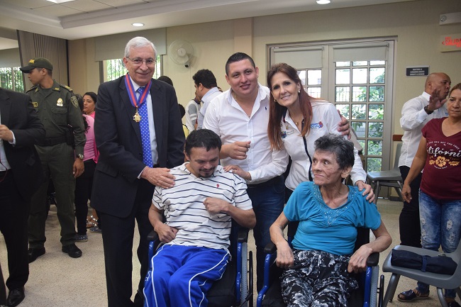 Elder Enrique Falabella acompañó a la gobernadora Rosa Cotes, en la entrega de estos elementos que son de gran ayuda para las personas con algún tipo de discapacidad.