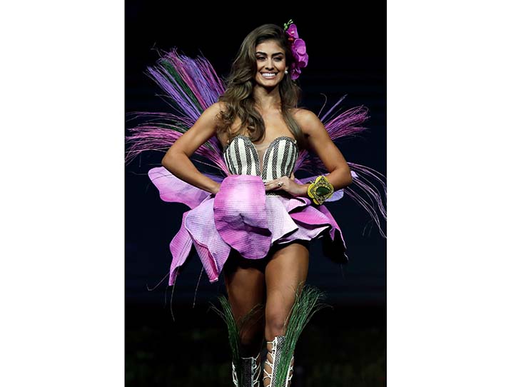 Valeria Morales, Miss Colombia, rindió homenaje a la Orquídea, flor nacional de nuestro país la cual desfilo orgullosa durante el concurso de trajes típicos en el centro de convenciones y exposiciones internacionales Nongnooch, en Pattaya, Tailandia.