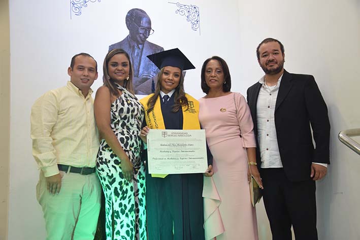 Andrea  Hernández López, junto a Glenis López, Karen Hernández, Sebastián Polanía, Carlos Pacheco.