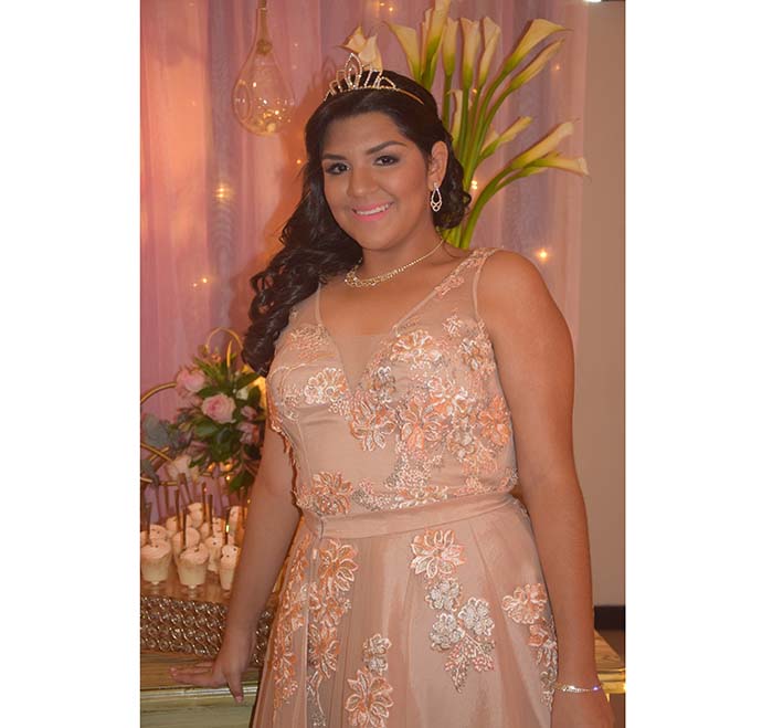 La quinceañera Juliana Mulfrod Sánchez, celebró su cumpleaños junto a sus familiares y amigos más cercanos con una recepción organizada en el salón de eventos Sierra Mar.