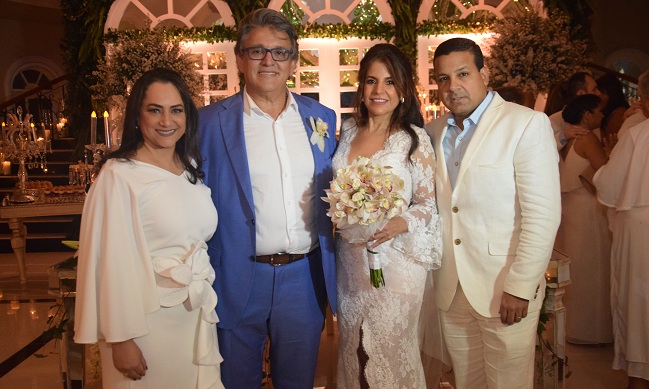 Los recién casados Jorge Sades Cormane y Silvia Sades Marcos, acompañados por Milena de Sades y Julio Sades.