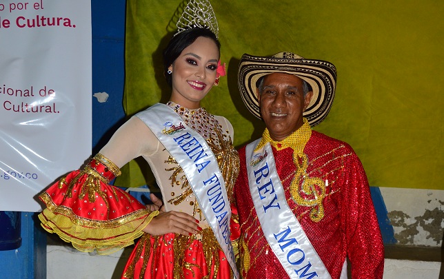 La reina Central del Carnaval de Fundapescaito, Nahomi Noguera y su rey Momo, Osvaldo Franco Figueroa.