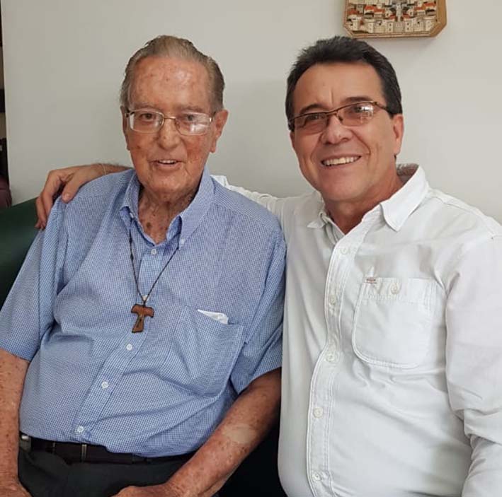 Fray Gustavo Trujillo con Hugo Orozco, coordinador del Colegio San Luis Beltrán cuando visitó a "Truja" el pasado mes de enero.