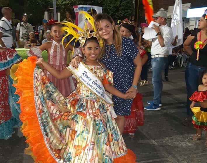 la reina Central  del Carnaval Infantil de Pescaíto, Eilyn Andrea Perea Vizcaíno con la Secretaria de Cultura del Distrito, Diana Viveros durante la Imposición de Bandas.
