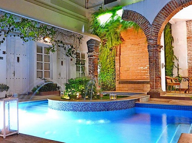 El hotel cuenta con piscina y jacuzzi para el disfrute de los visitantes.