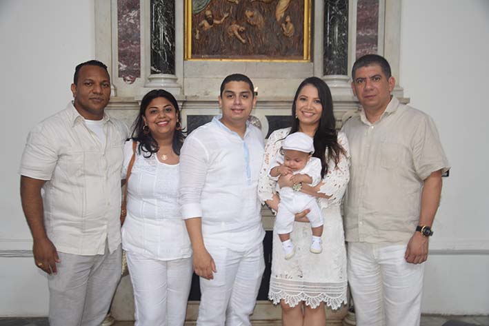 Thomas José con sus padres y con sus padrinos Leonardo Díaz y Deivy Melo y con Dagoberto Rodríguez, después de su bautizo.