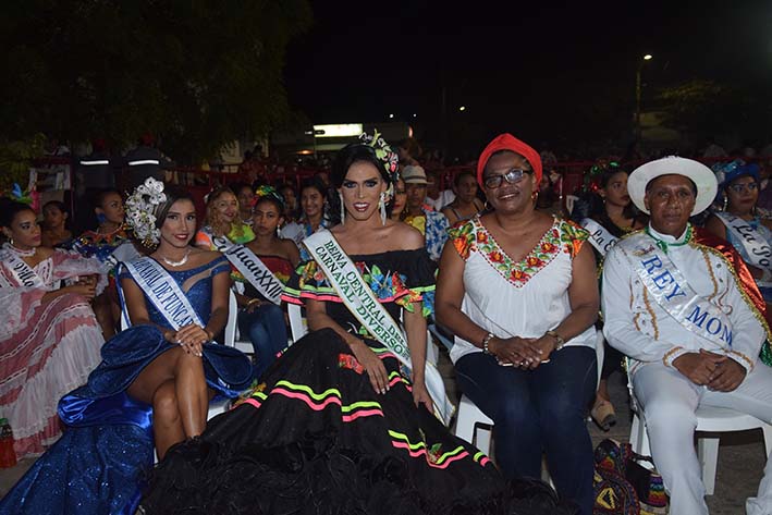 La reina Central dl Carnaval Diverso 2019, Maileth Rivadeneira Sala, con  la reina Central de Funcarpes, Rina Marcela Salas Becerra, la directora de la Oficina de Cultura del Magdalena y el rey Momo de Fundapescaito.
