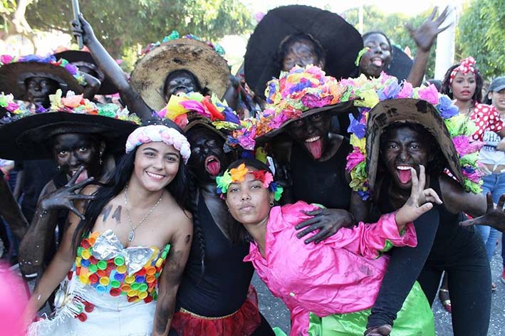 La Fundación Pescaíto Dorado, en sus objetivos sociales y con el deseo de acercar a los niños y jóvenes a las expresiones de propias de la cultura popular, organiza cada año el Carnaval Infantil de Santa Marta.