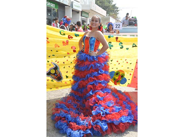 Las reinas de los colegios lucieron hermosos vestidos de Carnaval.