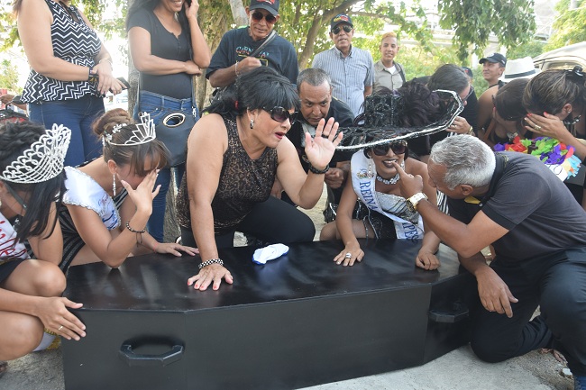 Las mujeres lloraban tras la muerte de Joselito.