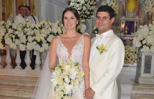 Luis Eduardo Sánchez Brugés e Isabel Solano Torres, al finalizar la ceremonia religiosa de su matrimonio en la Catedral de Santa Marta.