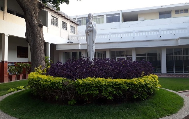 La imagen de San José sosteniendo en sus brazos al Niño Jesús, es un homenaje al santo patrono de esta institución educativa.