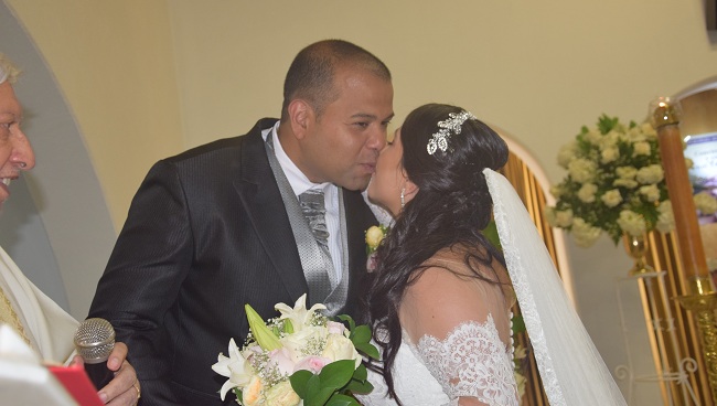 La pareja de recién casados, Fernando Sierra y Johana Contreras.