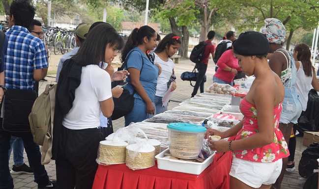 La comunidad educativa participó de manera activa en la tradicional Feria del Dulce.