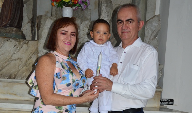 Matías Jael Pérez Medina, con sus padres luego de ser bautizado.