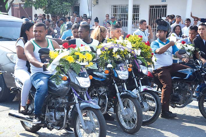 Una caravana de motos acompañó el féretro delo artista desde el barrio Pescaìto, hasta el cementerio San Miguel, donde fue sepultado.