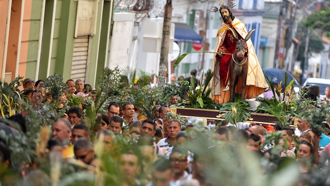 Devotos católicos participan en la procesión del Domingo de Ramos ayer  como parte del inicio de la Semana Santa en Cali. EFE/ Ernesto Guzmán Jr.