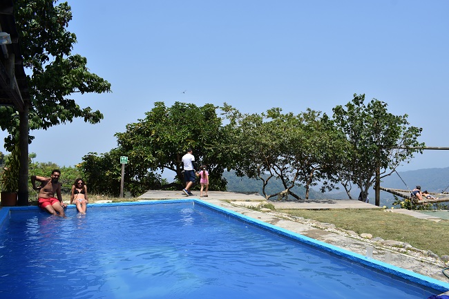 Casa Elemento cuenta con una piscina en la que sus visitantes pueden disfrutar de un baño observando las montañas. 