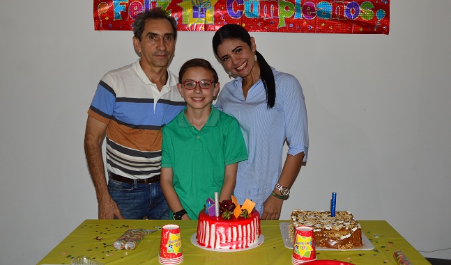 El cumplimentado, Rodrigo Sánchez, junto a su esposa Tatiana Cuello y su hijo Juan Sánchez Cuello.