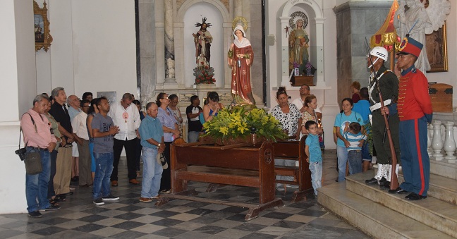 Fieles acompañaron la procesión de la santa, patrona de la diócesis y de la ciudad, desde el inicio. 