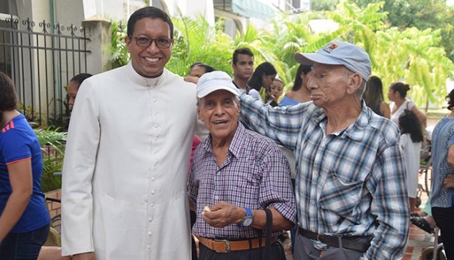 El padre Mario González García junto a los abuelos del Centro de Bienestar para Ancianos Sagrados Corazones de Jesús y María. 
