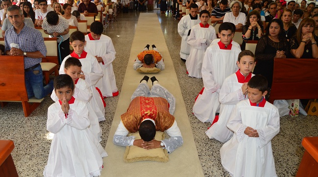  Sacerdotes de la parroquia Sagrados Corazones de Jesús y María rezaron postrados, durante la ceremonia de la Pasión del Señor este Viernes Santo. 