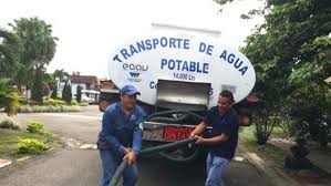Con 11 carrotanques dispuestos por Ecopetrol y el Comité de Gestión del Riesgo departamental, se abastecen de agua potable los barrios del municipio de Tibú luego del atentado que originó un grave daño ambiental en la zona.