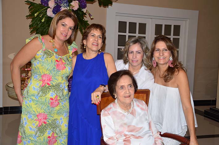 Beatriz Díaz Granados de Brugés, con sus hijas  Beatriz Marta, Carmen Teresa, Diana y Luz Maria Brugés Díaz Granados.