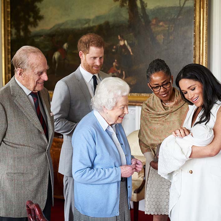 A la derecha de la exactriz estadounidense, de 37 años, está su madre, con el pelo recogido, gafas y envuelta en un chal, mientras que la reina luce una cómoda chaqueta y falda de cuadros.EFE