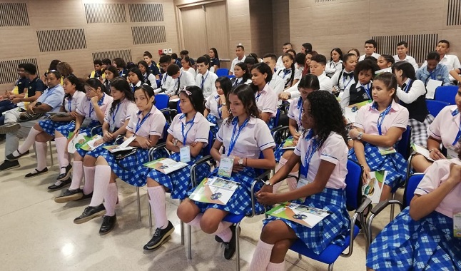 Los estudiantes estuvieron atentos a las conferencias realizadas en toda la jornada. Foto Edgar Fuentes.