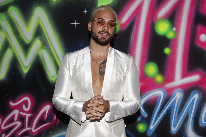 Maluma llevó puesto un traje blanco para contrastar con sus invitados que iban vestidos de nergo.