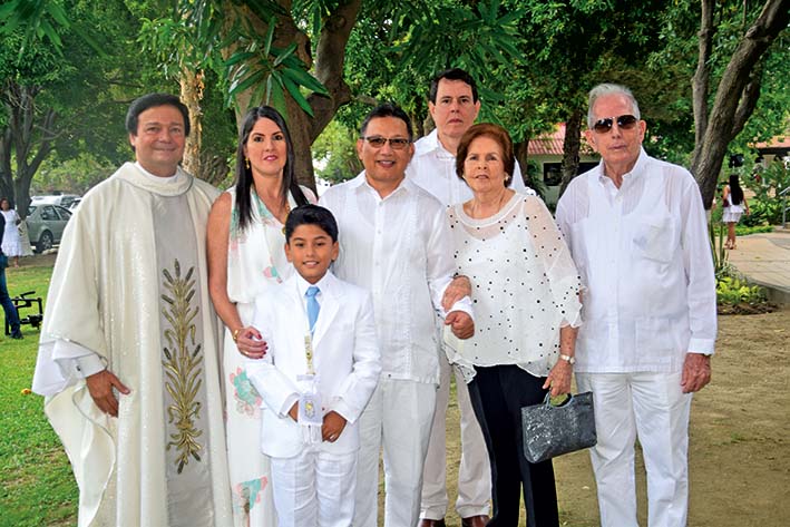Luis Felipe Roca Rojas,  con sus padres Luis Roca y Maria Gloria Rojas; con sus abuelos Juan de Dios Rojas e Hilva de Rojas, Juan Miguel Rojas y el padre Miguel Ángel  Arévalo