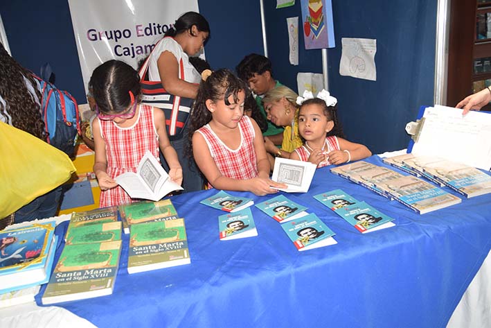 Niños visitando el stand de Cajamag.
