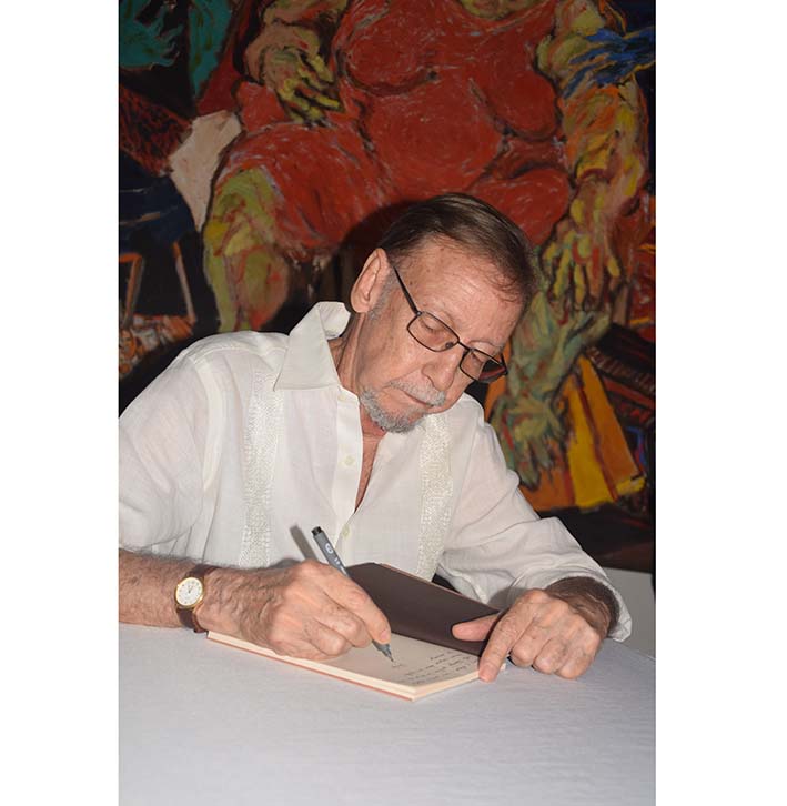 Rafael Escobar De Andréis dejando su autógrafo y mensaje a un lector.