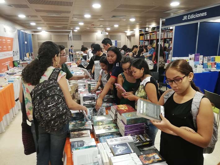 Más de 20 mil visitantes recorrieron las instalaciones del edificio Mar Caribe en busca de libros de su agrado.