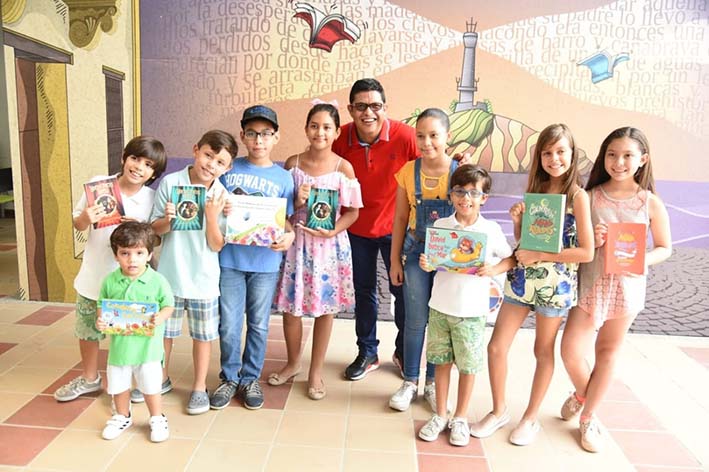 El rector Pablo Vera Salazar estuvo muy contento de ver que los niños se interesaron por la lectura.