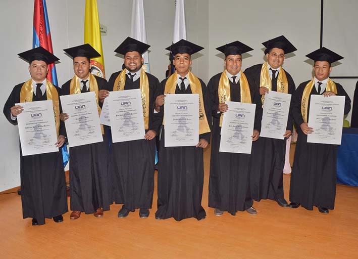 Placido León Valle, Jefferson Botellón, Alcides Oñate, Jair Avendaño, Yesid Sánchez y Josean Sanders, recibiendo su diploma en la ceremonia de graduación.