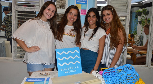 Paola Otero, Margarita Monroy, Alejandra Carlini y Mónica Vives con el proyecto “Blue life in a mochila”.