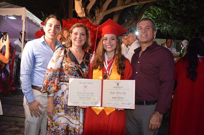 Andrea Restrepo Vives recibió su título de bachiller al lado de sus padres, Alicia Vives Lacouture y Luis Restrepo, y su hermano Juan José Restrepo Vives.