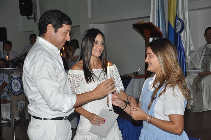 Alejandra Vives Castro recibiendo la luz con sus padres Santiago Vives y Roxana Castro.