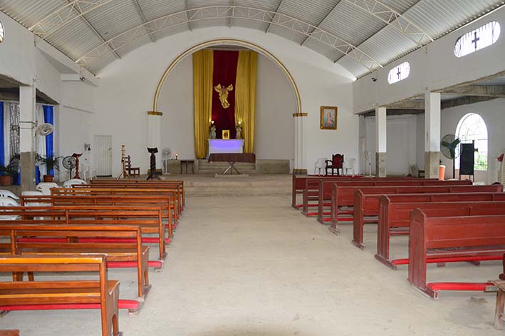 El piso del presbiterio es una prioridad para la iglesia de Nacho Vives.